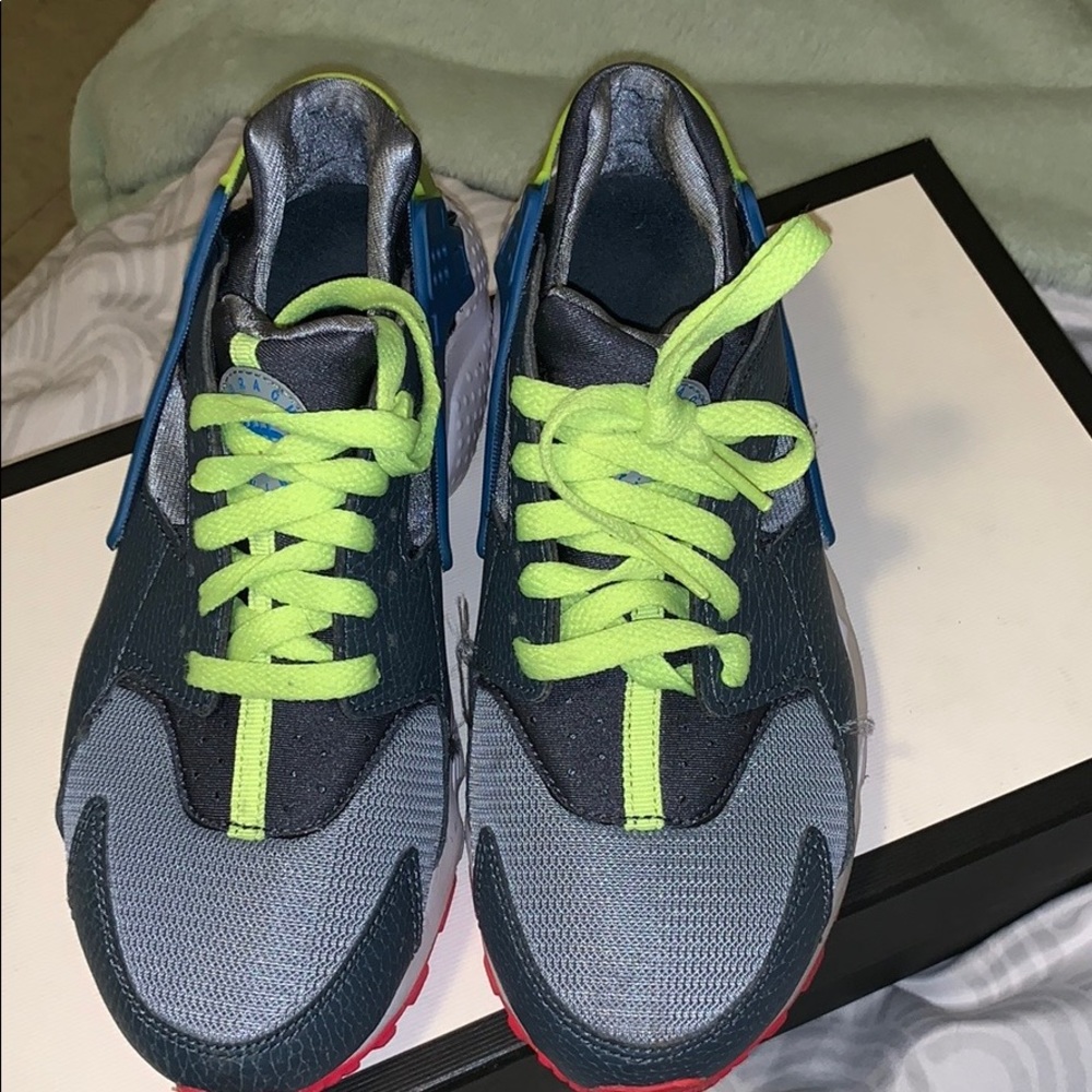 HURACHES size 6